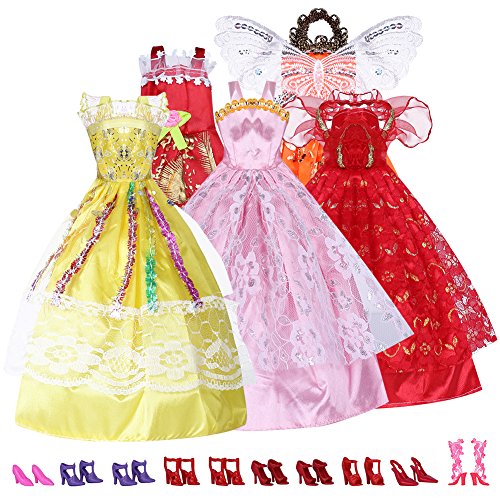 Neuf 5 Barbie robes / vêtements et 10 paires de chaussures Neuf 5 Barbie robes / vêtements et 10 paires de chaussures