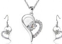 Boucles d oreilles et collier doré à l or blanc 18 carats ornés de Swarovski Boucles d oreilles et collier doré à l or blanc 18 carats ornés de Swarovski