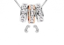 Une ou deux parures plaquées or 18 carats ornées SWAROVSKI ELEMENTS Une ou deux parures plaquées or 18 carats ornées SWAROVSKI ELEMENTS