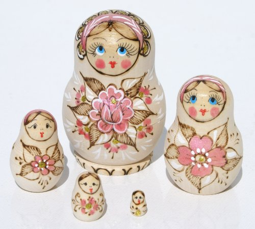 Babouchka traditionnel russe poupées gigognes empilables en bois avec la fleur rose, art de la pyrogravure, 5 pc. / 9 cm
